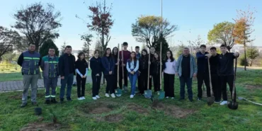 Çayırovalı öğrenciler, fidanları toprakla buluşturdu