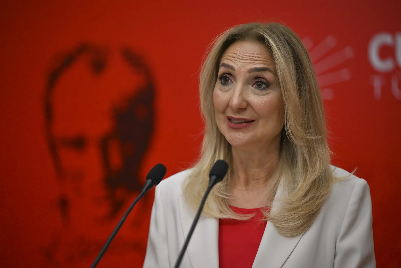 CHP'li Nazlıaka, 20 Kasım Dünya Çocuk Hakları Günü dolayısıyla basın toplantısı düzenledi