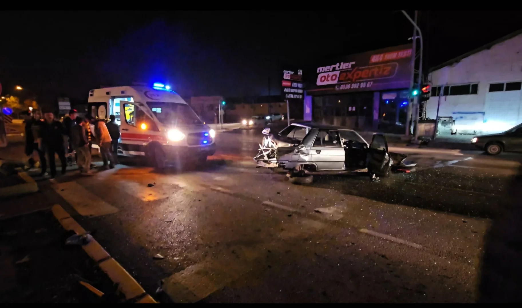 Çorum'da tırın çarptığı otomobilin sürücüsü yaralandı