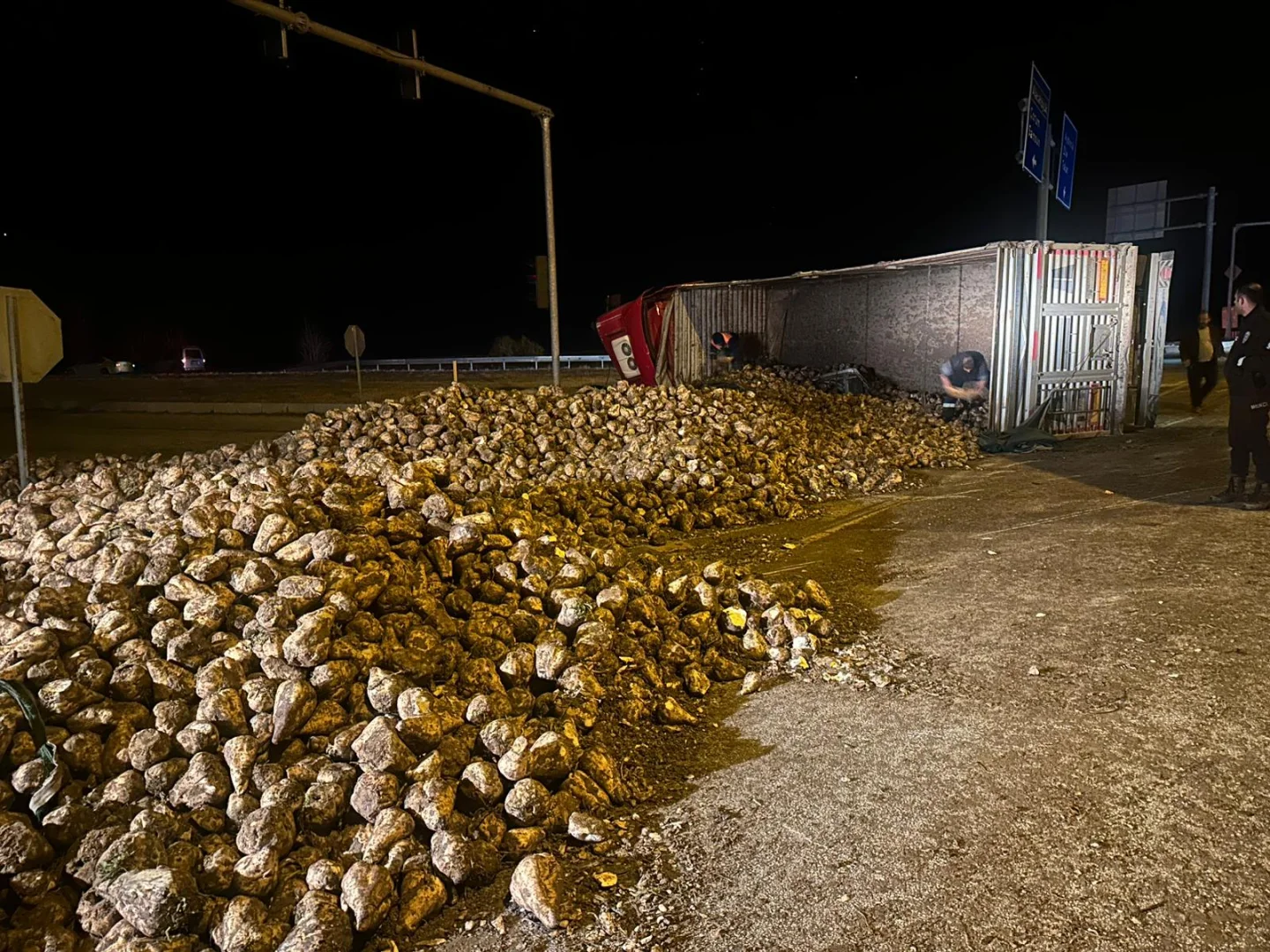 Çorum'da tırla otomobilin çarpıştığı kazada 3 kişi yaralandı