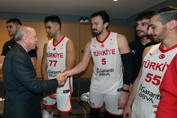 Cumhurbaşkanı Erdoğan, A Milli Erkek Basketbol Takımı'nın Bosna-Hersek maçını izledi