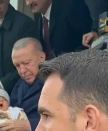 Cumhurbaşkanı Erdoğan Adıyaman’da 4 aylık bebeği fark edince konvoyu durdurdu