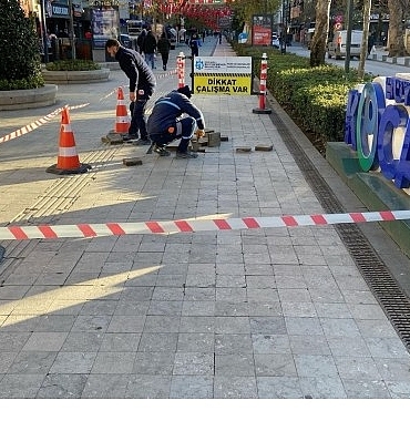 Cumhuriyet Bulvarı’nda granit taşlara düzenli bakım