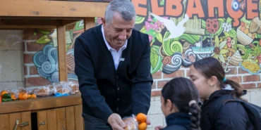 Dalında kalan mandalina halkla buluştu