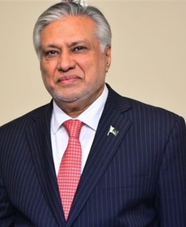 Dar, İran'ın Pakistan Büyükelçisi Moghaddam ile görüştü