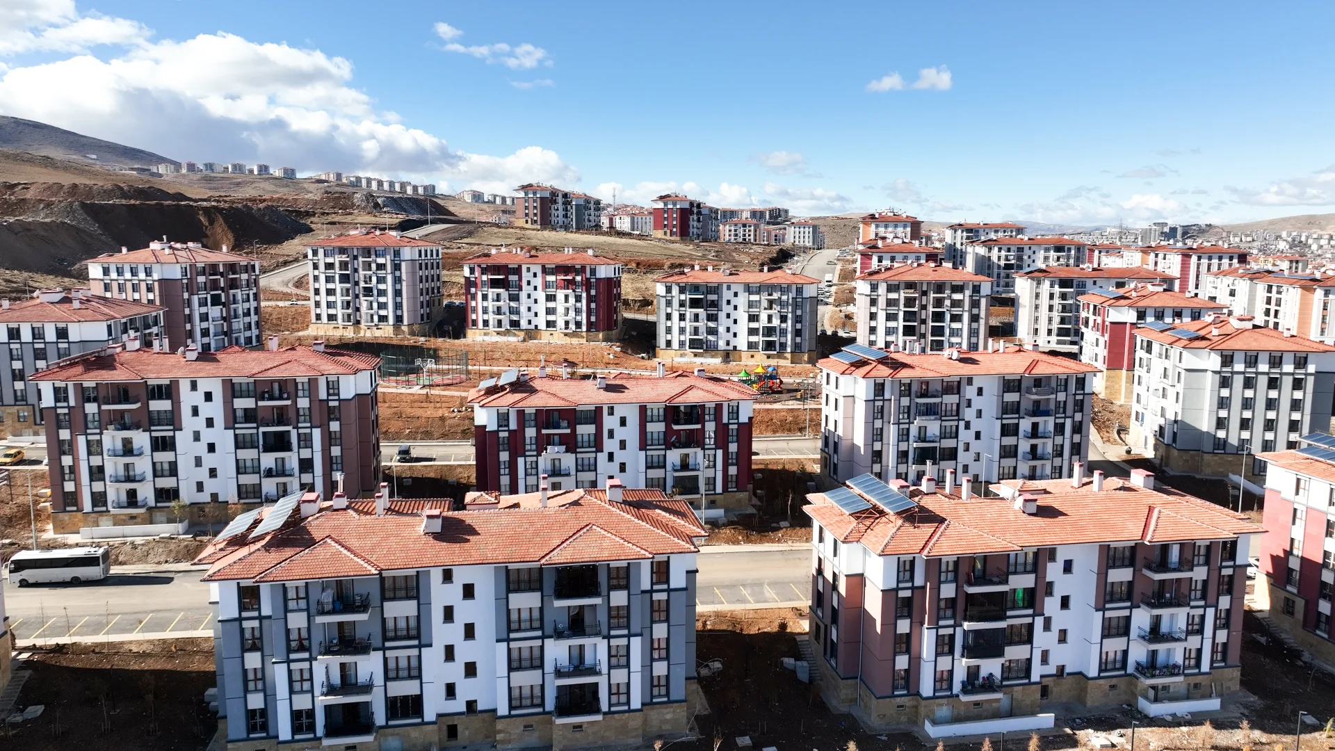 Deprem bölgesindeki inşa çalışmalarının yıl sonuna kadar tamamlanması hedefleniyor