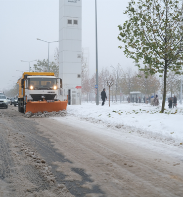 Diyarbakır'da karla mücadele çalımaları sürüyor