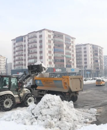 Diyarbakır'da kritik kavşaklarda kar temizliği