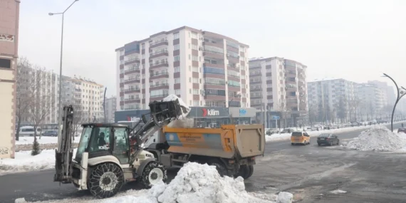 Diyarbakır’da kritik kavşaklarda kar temizliği