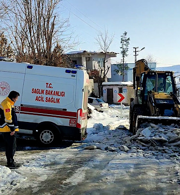 Diyarbakır’da mahsur kalan ambulansa müdahale edildi