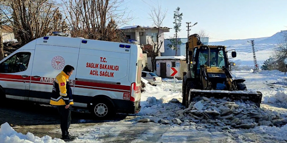 Diyarbakır’da mahsur kalan ambulansa müdahale edildi