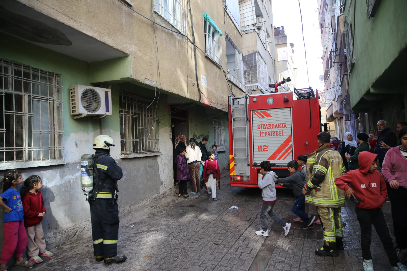 Diyarbakır'da yangın çıkan binada 8 kişi dumandan etkilendi