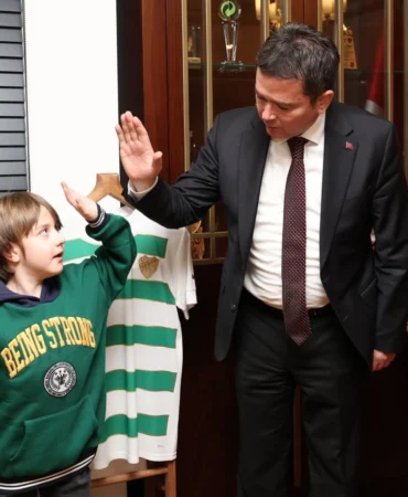 DMD hastası Yağız Efe'ye Başkan Aydın'dan destek