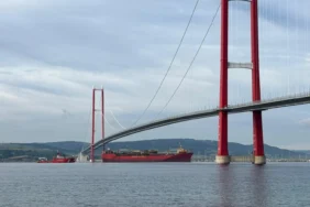 Doğal gaz tankeri "Gryphon A" Çanakkale Boğazı'ndan geçti