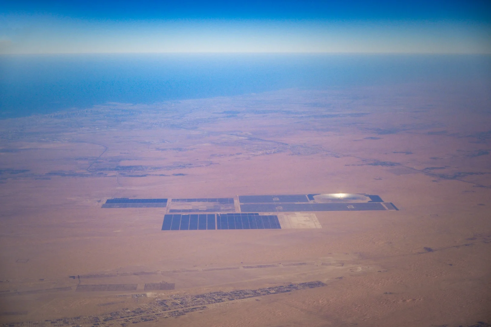 Dubai ve dev güneş enerjisi projesi havadan görüntülendi