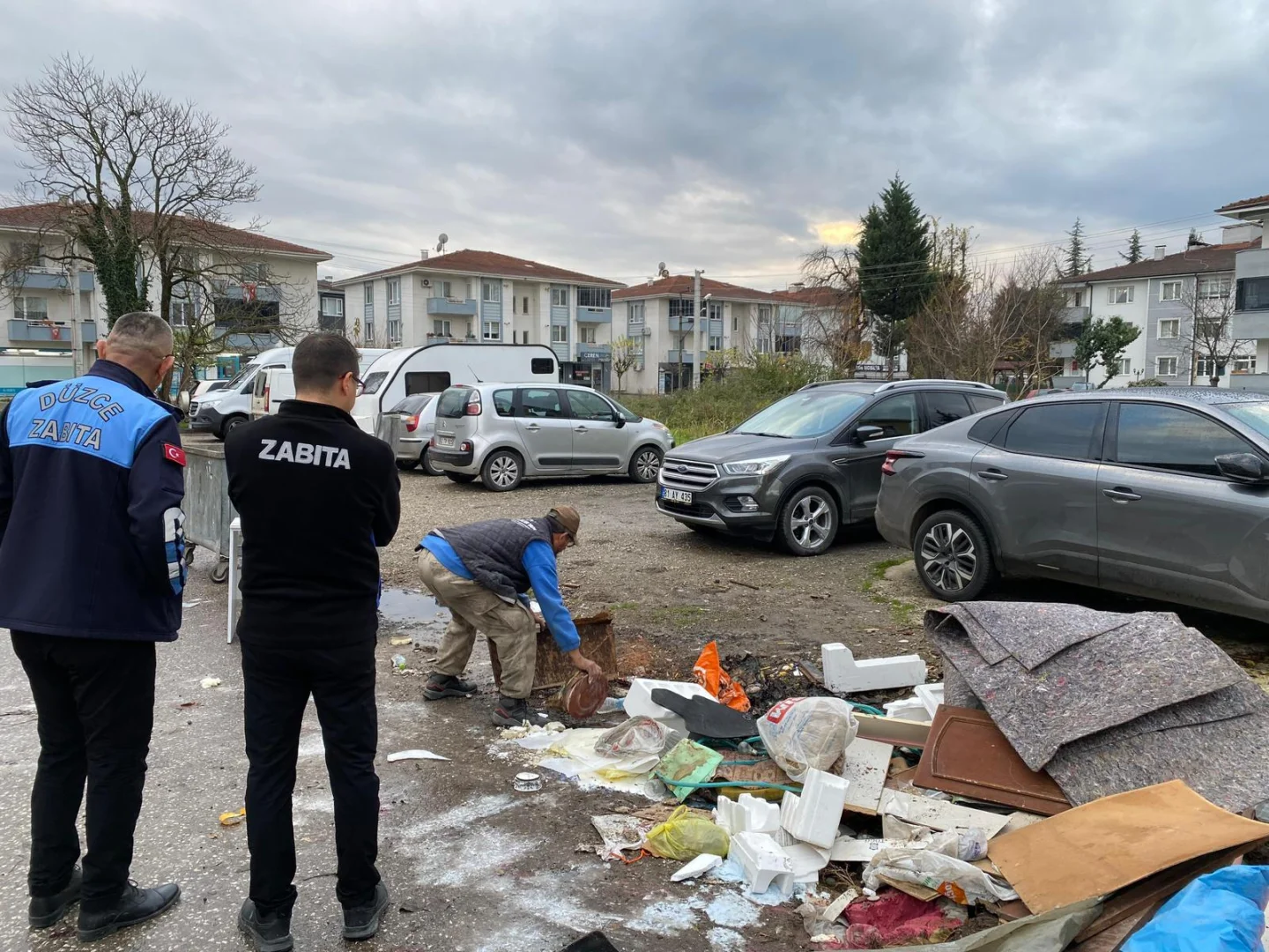 Düzce'de çevreyi kirlettiği tespit edilen kişiye kirlettiği alan temizlettirildi