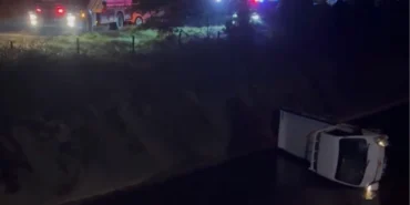 Düzce'de kamyonet su kanalına devrildi!