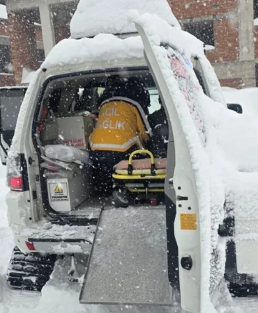 Düzce’de kar paletli ambulansla hasta kurtarıldı