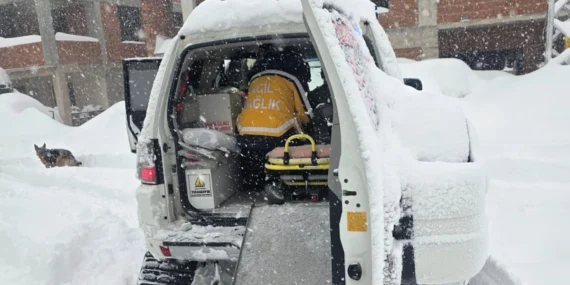 Düzce’de kar paletli ambulansla hasta kurtarıldı