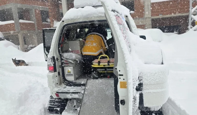 Düzce’de kar paletli ambulansla hasta kurtarıldı