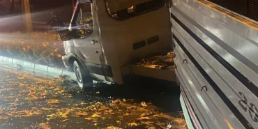 Düzce Konuralp’te lastiği patlayan kamyonet refüje çarptı