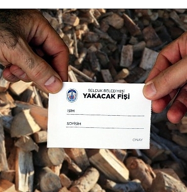 Efes Selçuk Belediyesi’nden sosyal desteğe ihtiyaç duyan ailelere yakacak fişi desteği