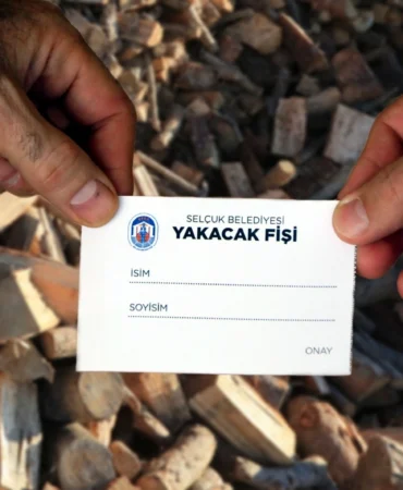 Efes Selçuk'ta ihtiyaç sahibi ailelere yakacak fişi desteği