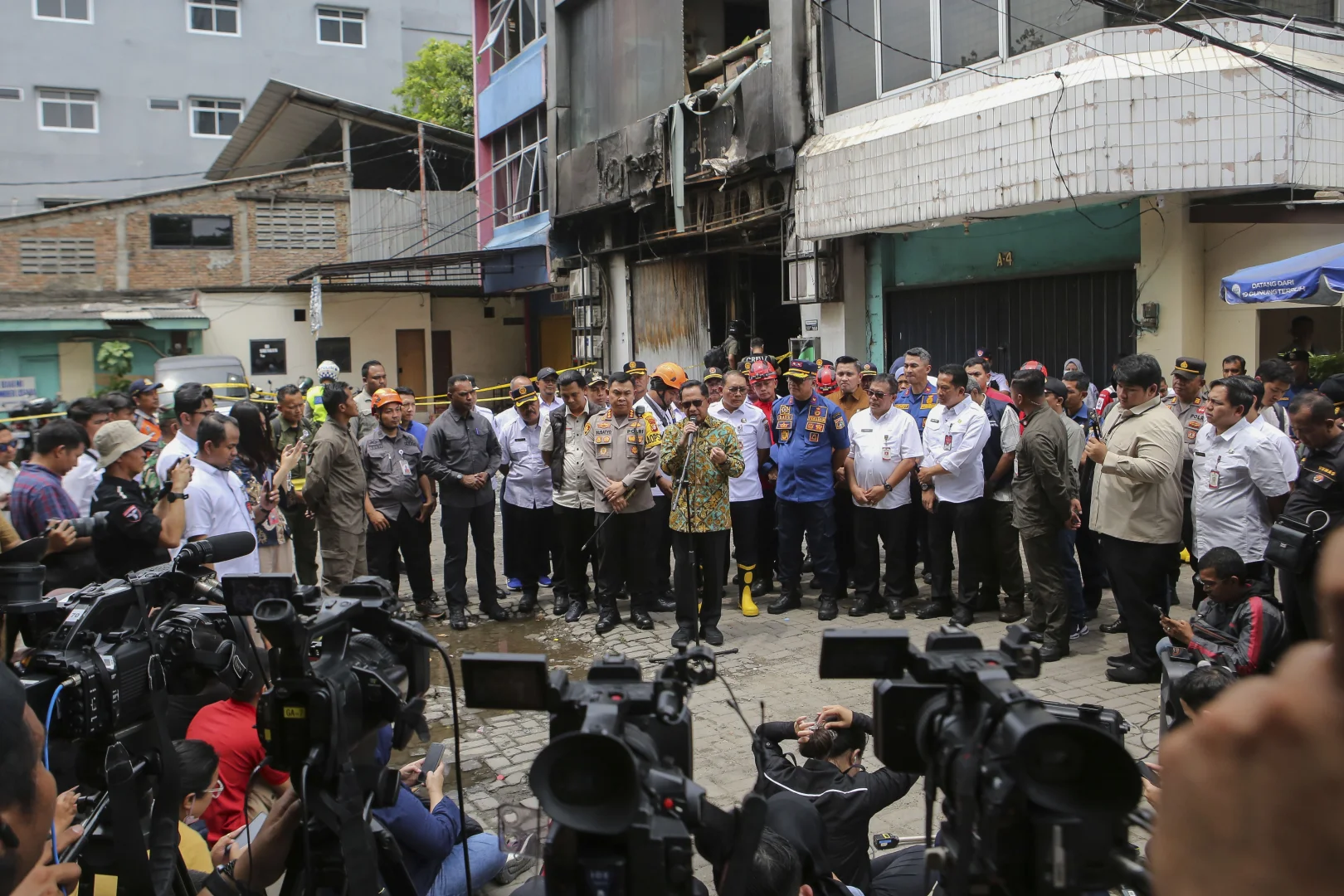 Endonezya'da 7 katlı binada çıkan yangında 22 kişi öldü