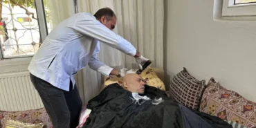 Engelli eşi için verilen evde bakım hizmeti, kadını gözyaşlarına boğdu  - Videolu Haber