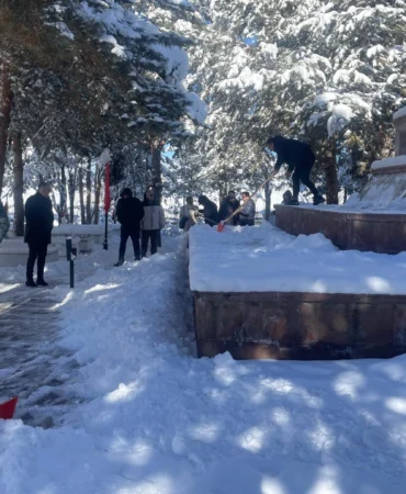 Erzurum'da şehitlikte duyarlılık örneği... Kürekleri alıp kar temizlediler