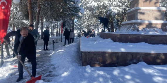 Erzurum’da şehitlikte duyarlılık örneği… Kürekleri alıp kar temizlediler