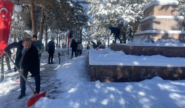 Erzurum'da şehitlikte duyarlılık örneği... Kürekleri alıp kar temizlediler