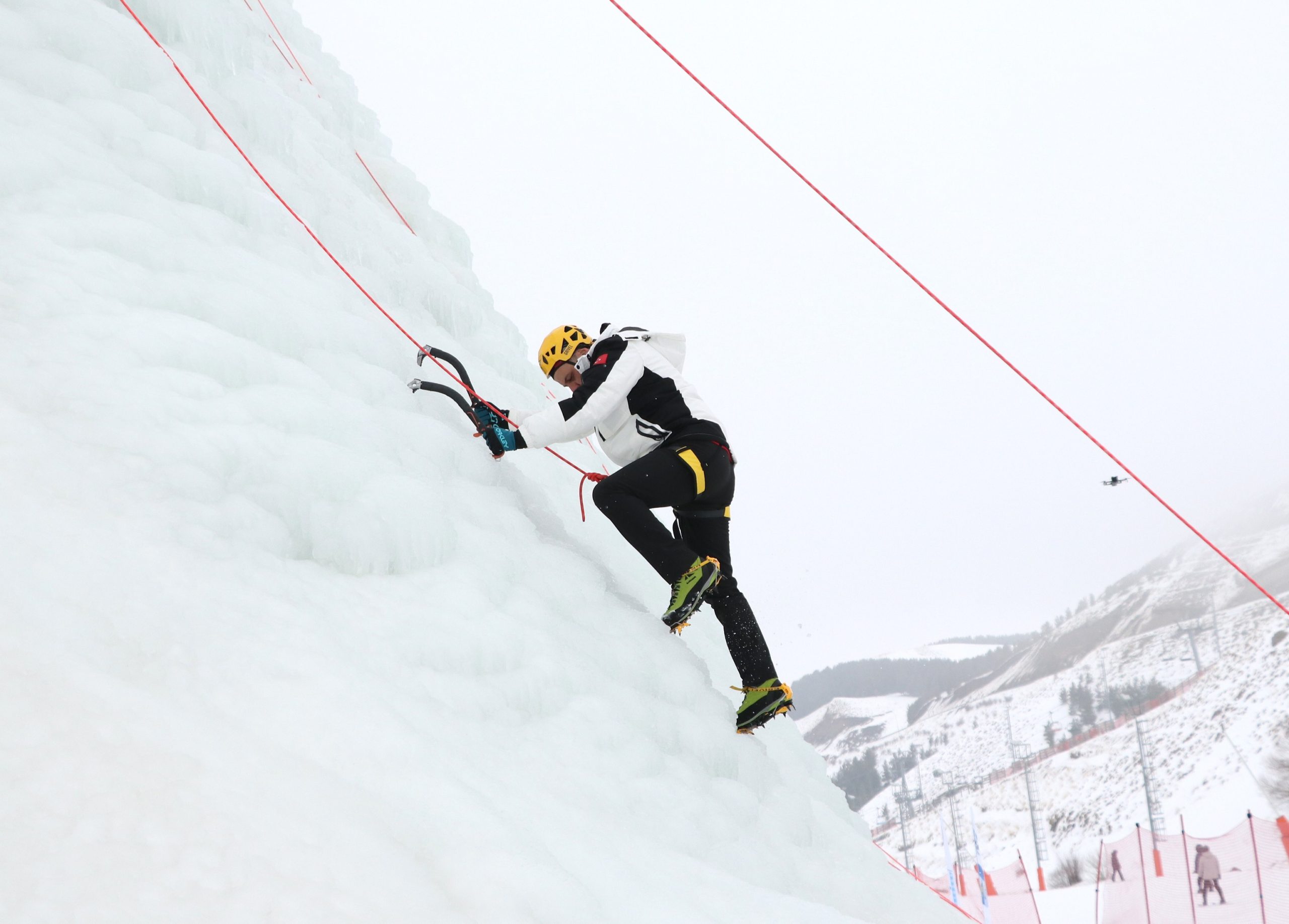 erzurum-valisi-ciftci-palandokendeki-buz-duvarinda-heyecan-ve-adrenalini-bir-ortada-yasadi-CGunRcG1.jpg