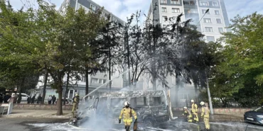 Esenyurt'ta alev alan servis minibüsü kullanılamaz hale geldi