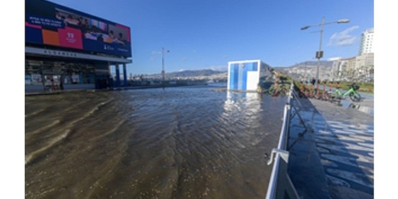 Fırtına duvarı Kordon’u böyle korudu