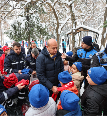 Gaziantep Büyükşehir Belediyesi'nden çocuklara kar hediyesi