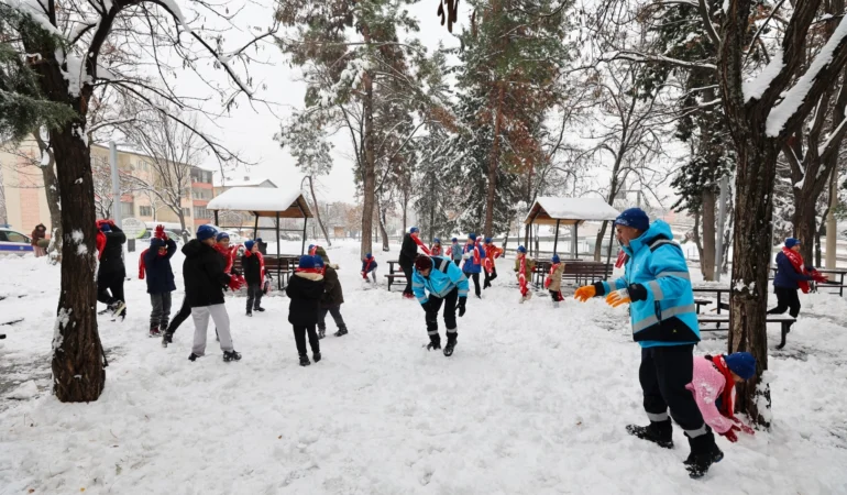 Gaziantep Büyükşehir, karın tadını çıkaran çocuklara eşlik etti