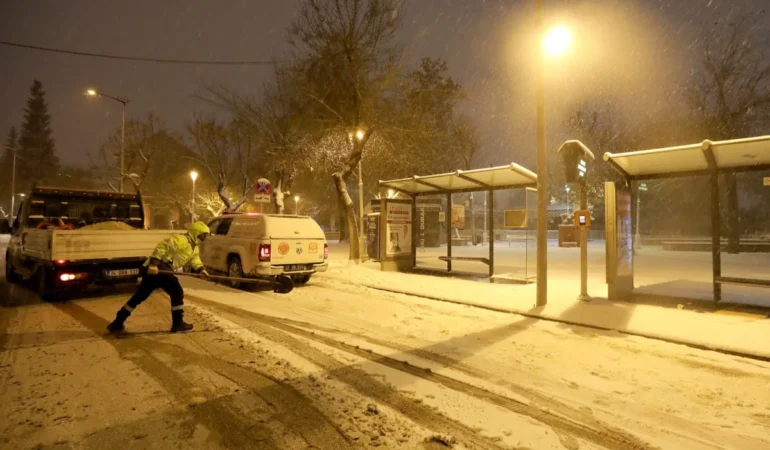 Gaziantep’te karla mücadele çalışmaları ulaşımın aksamaması için kesintisiz devam ediyor.