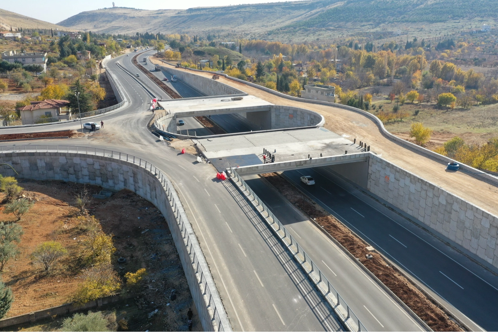 Gaziantep’te köprülü kavşak yatırımları devam ediyor