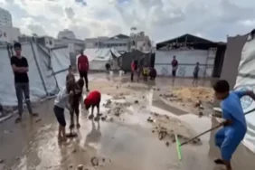 Gazze'de sel nedeniyle binlerce çadır yıkıldı