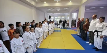 Geleceğin judocuları Konak’ta yetişiyor: Sarı kuşaklar Başkan Mutlu’dan