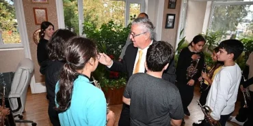 Geleceğin müzisyenlerinden Başkan Topaloğlu’na Öğretmenler Günü sürprizi