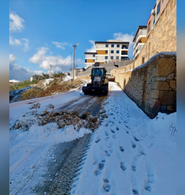 Gemlik’te kar yağışı sonrası tuzlama çalışmaları gerçekleştiriliyor