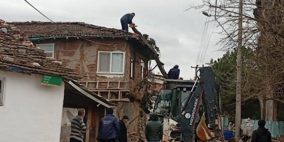 Gemlik’te olumsuz hava koşullarına müdahale sürdürülüyor
