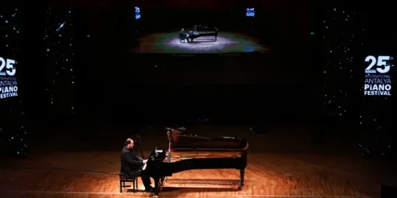Gökhan Aybulus, Uluslararası Antalya Piyano Festivali'nde sahne aldı