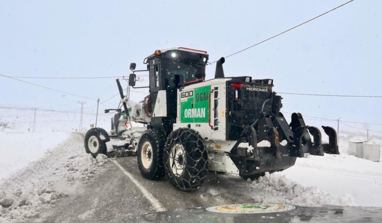 Gölbaşı’nda kar nedeniyle kapanan köy yollarında çalışmalar sürüyor
