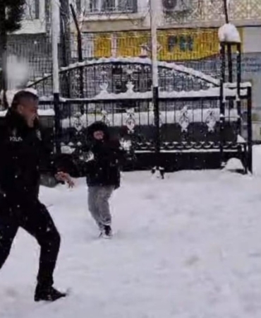 Gölbaşı’nda polisler çocuklarla kar topu oynadı