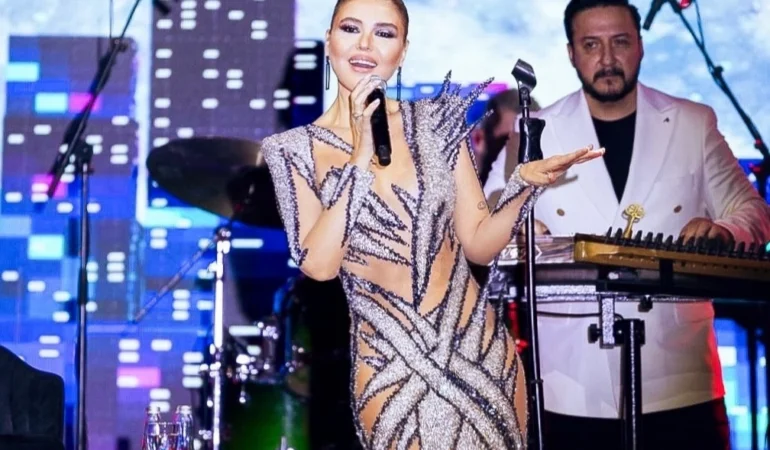 Gülben Ergen yeni yılı İzmir'de sahnedeki ritüelle karşıladı