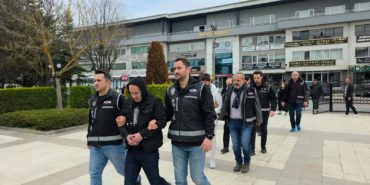 guncelleme-duzce-merkezli-dolandiricilik-operasyonunda-5-zanli-tutuklandi-928afYDZ.jpg
