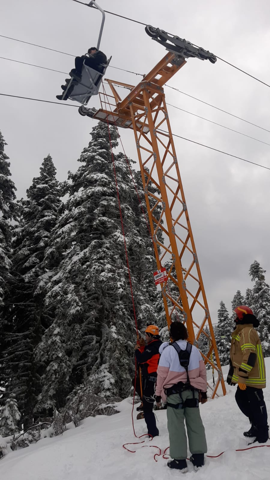 guncelleme-uludagda-arizalanan-telesiyejde-mahsur-kalanlar-kurtarildi-RHlhQO6n.jpg